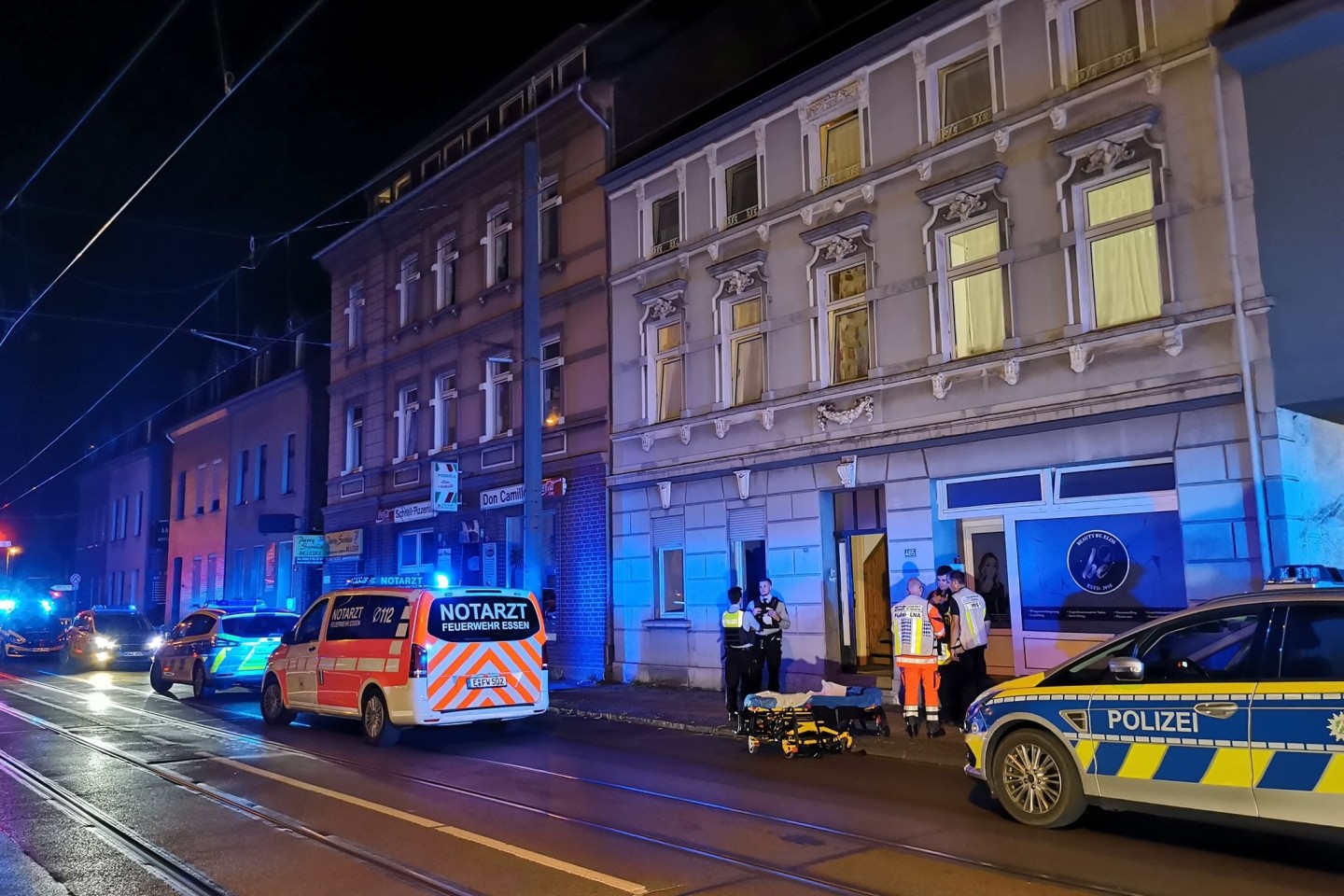 Einsatzkräfte vor dem Haus in Essen, in dem ein getöteter 19-Jähriger gefunden wurde.