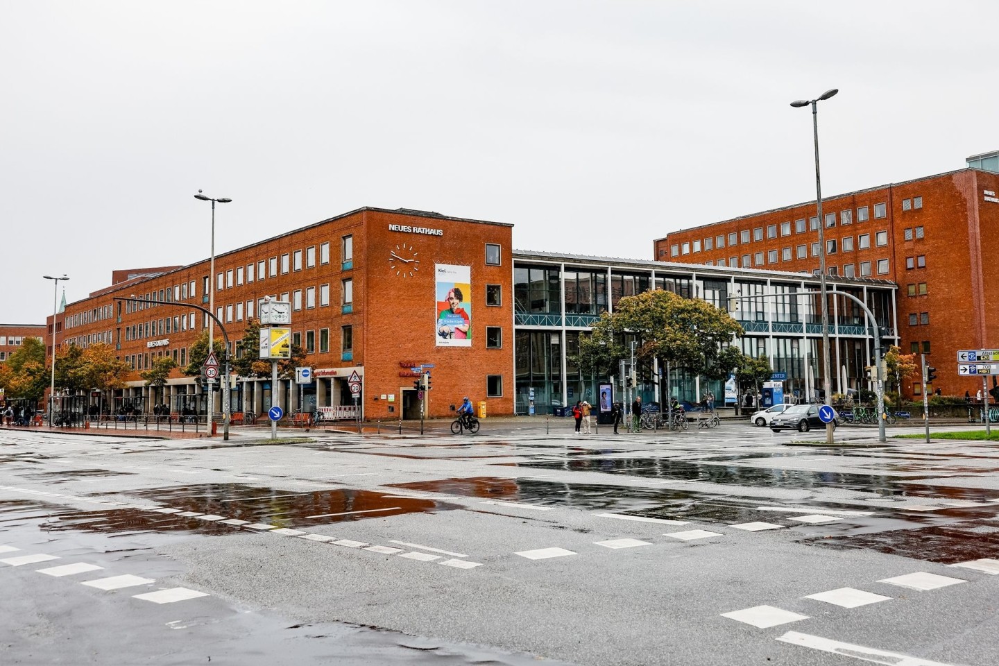 Vor dem Neuen Kieler Rathaus ereignete sich ein schwerer Unfall - eine junge Frau kam dabei ums Leben.