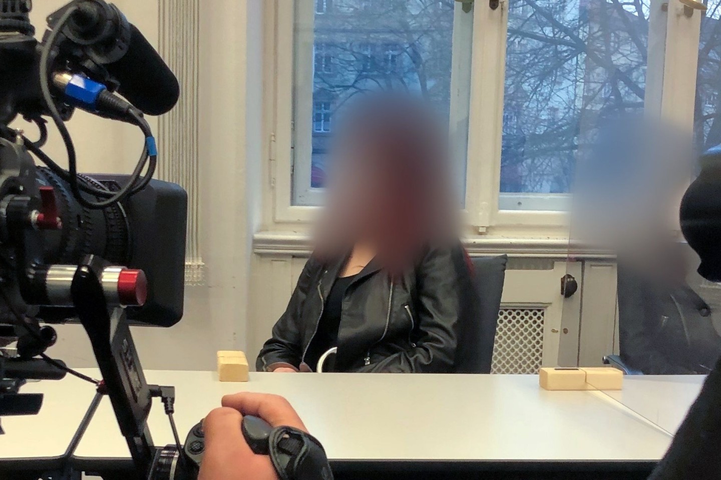 Die 19-Jährige im Landgericht Bamberg auf der Anklagebank.