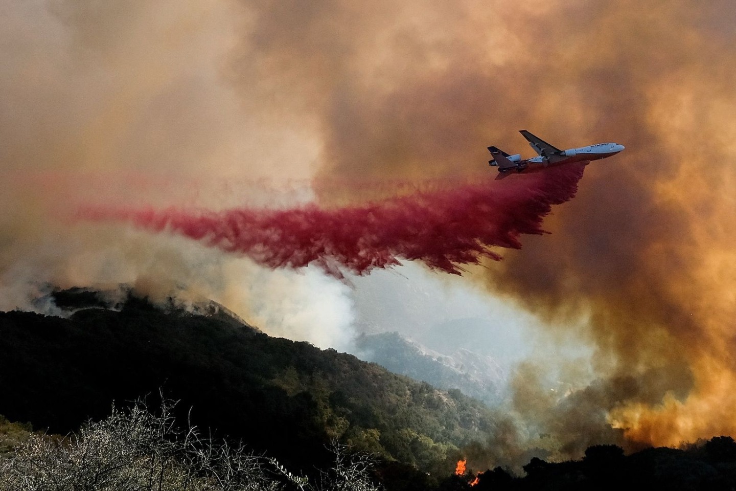 Ein Tankflugzeug wirft in Goleta, Kalifornien, Löschmittel auf einen Waldbrand ab. Das Alisal-Feuer erstreckte sich über mehr als 22 Quadratmeilen (57 Quadratkilometer) in den Santa Ynez M...