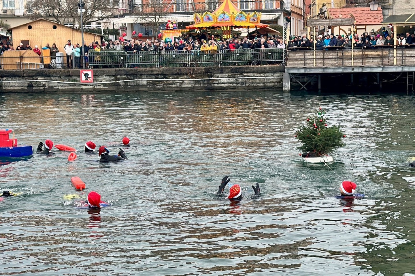 Nikolausschwimmen: Schaulustige schauen den Schwimmern in Lindau zu.