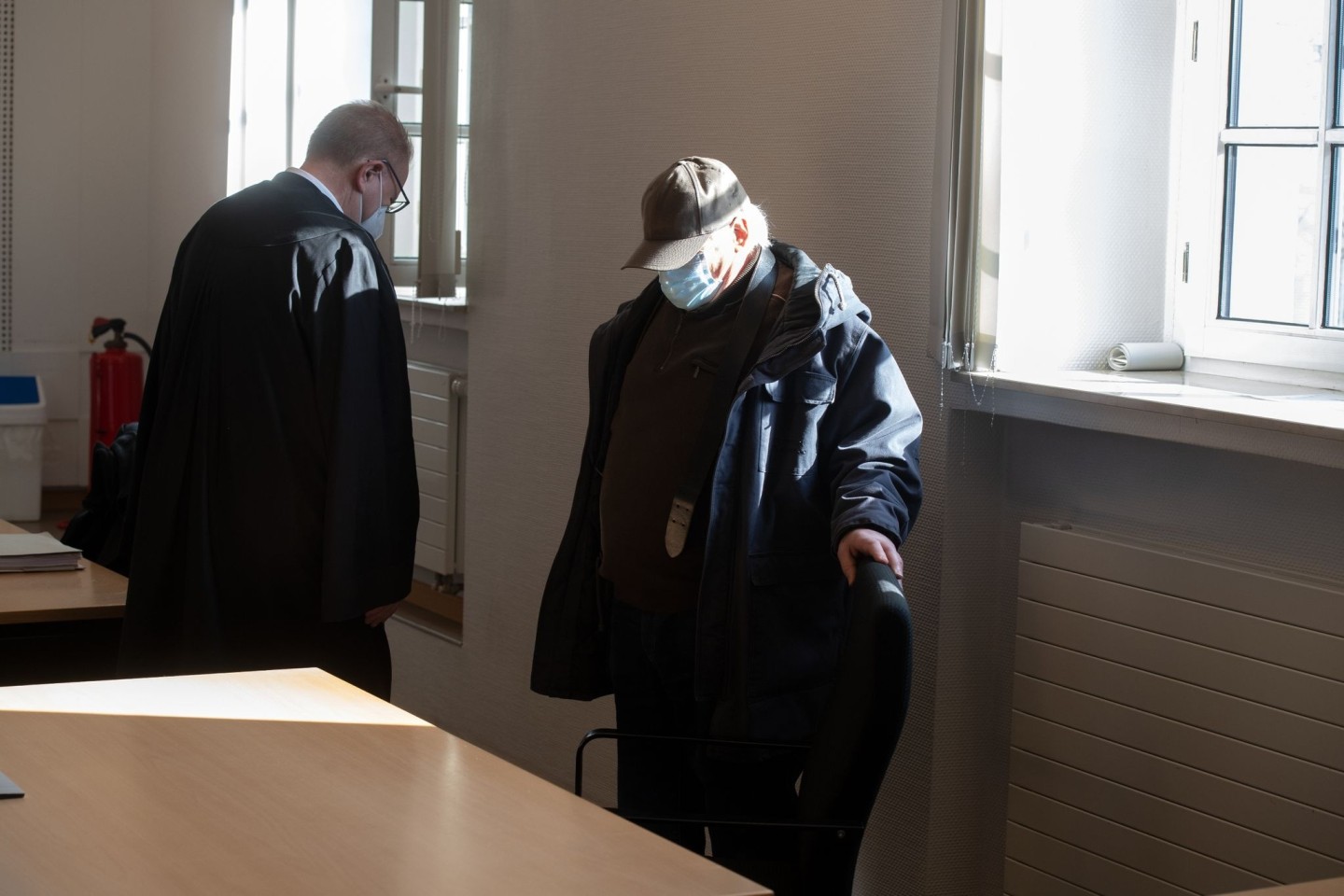 Der 69-jährige Angeklagte (r) im Amtsgericht Dortmund mit seinem Anwalt.