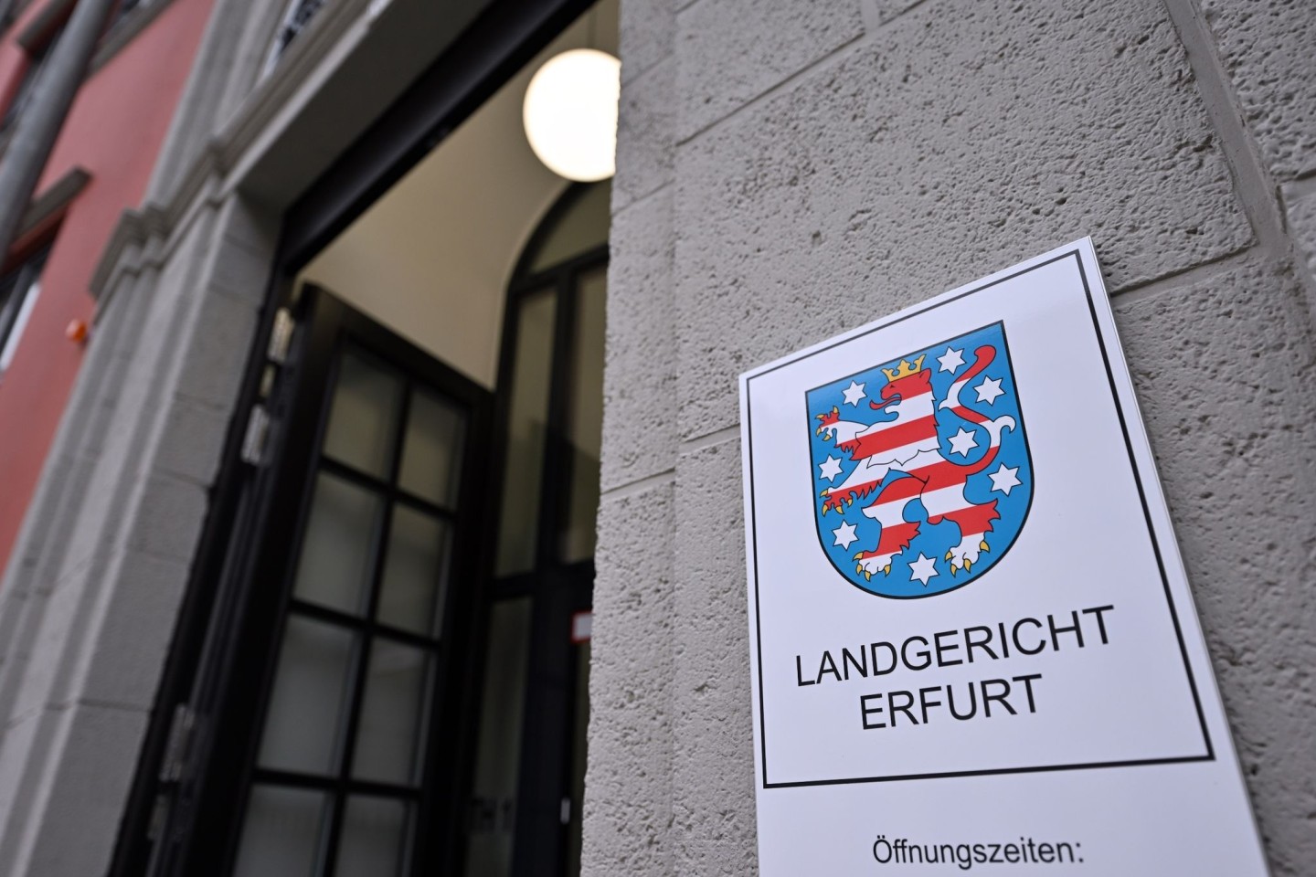 Das Landgericht Erfurt verhandelt einen Fall gegen einen 74-jährigen Mann, der in seiner Wohnung operative Eingriffe an mehreren Männern gegen Bezahlung durchgeführt haben soll.