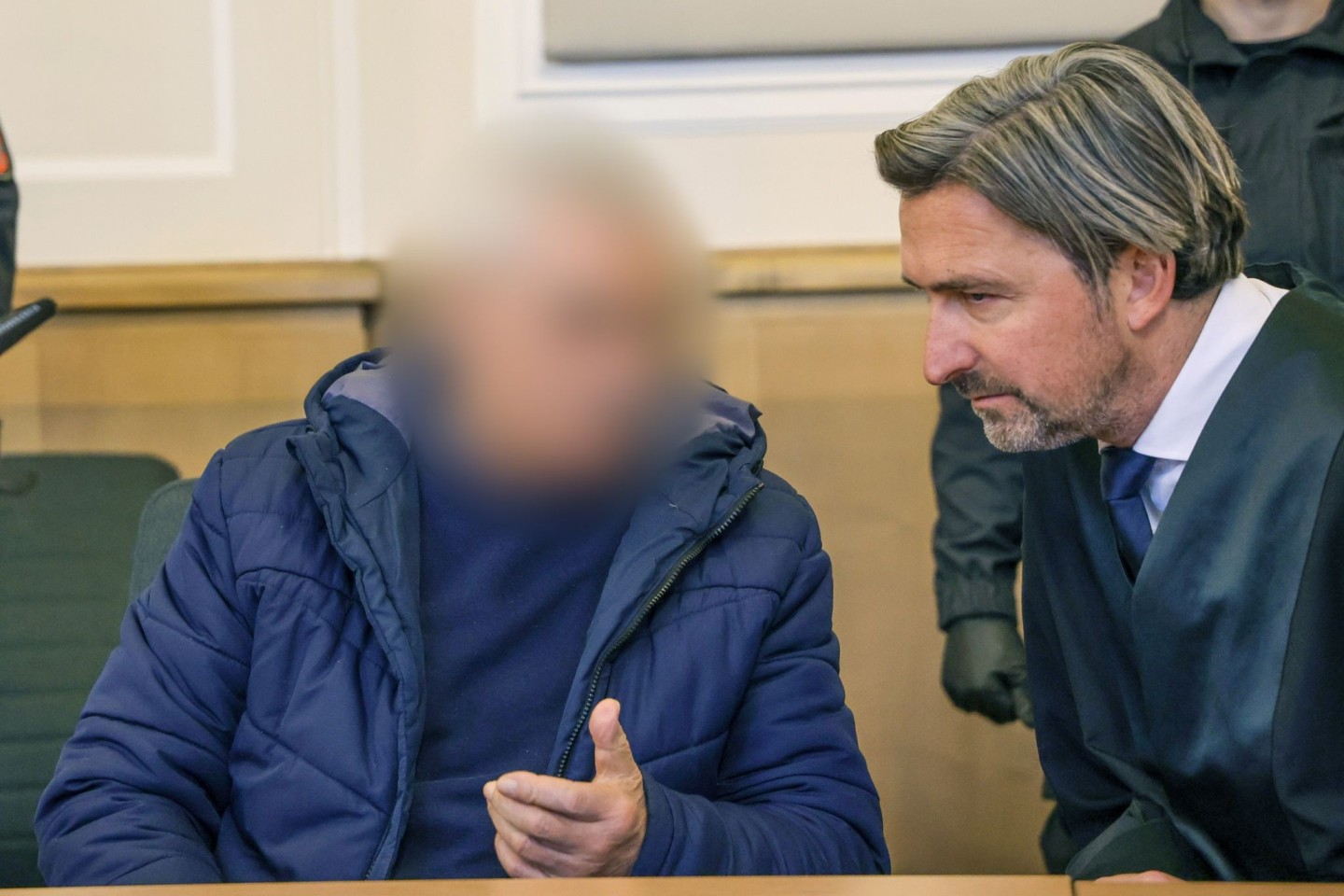 Der 82-jährige Angeklagte neben seinem Verteidiger im Landgericht Osnabrück.