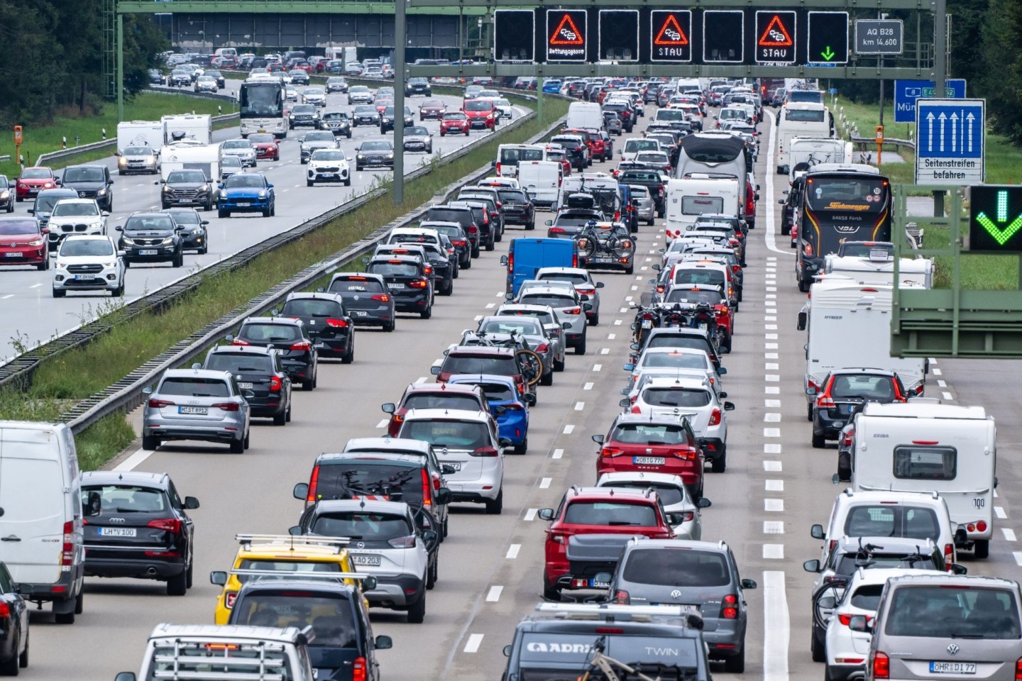 Stau-Sorgen: Um den Verkehr zumindest ein wenig zu entlasten, gilt am Feiertag ein Fahrverbot für Brummis über 7,5 Tonnen.