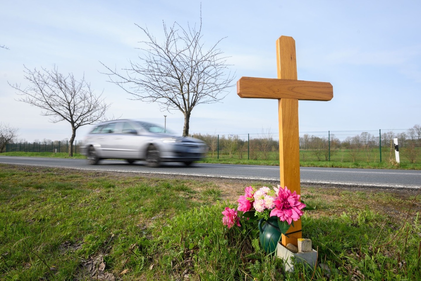 Ein Kreuz zum Gedenken an ein Opfer eines Verkehrsunfalls an einer Landstraße im Landkreis Hildesheim.