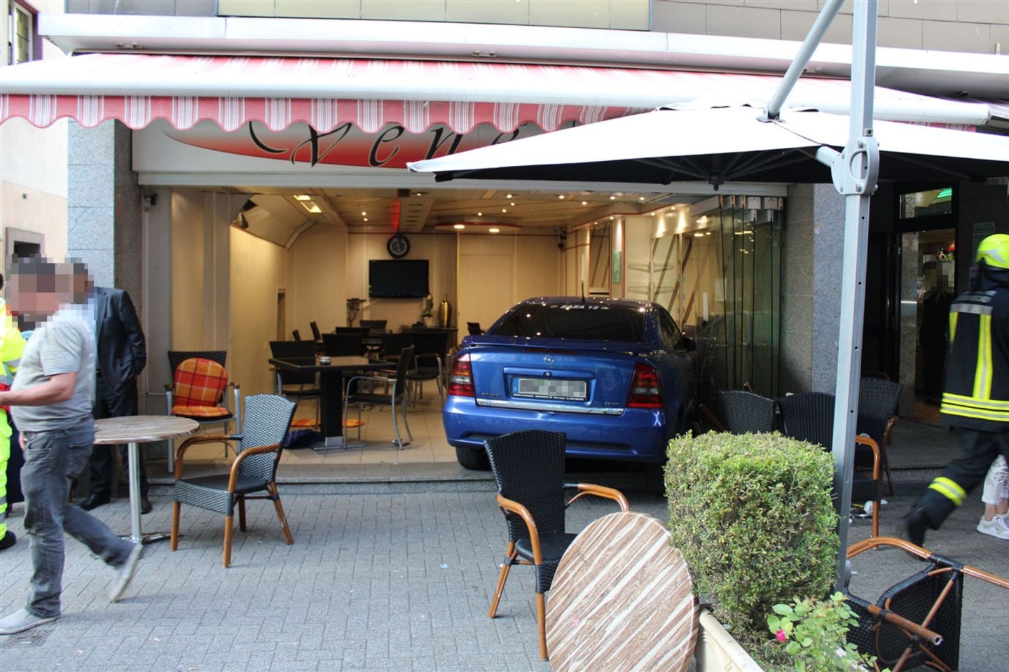 Ein Achtjähriger fuhr mit dem Auto seines Vaters direkt in das Eiscafé in Gelsenkirchen.