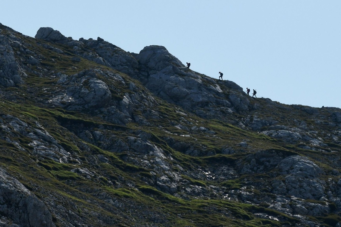 Wanderer in Bayern steigen einen Grat hinauf.