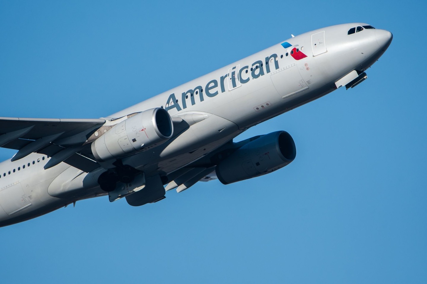 Ein Passagier soll auf einem US-Linienflug eine American Airlines-Stewardess geschlagen haben.
