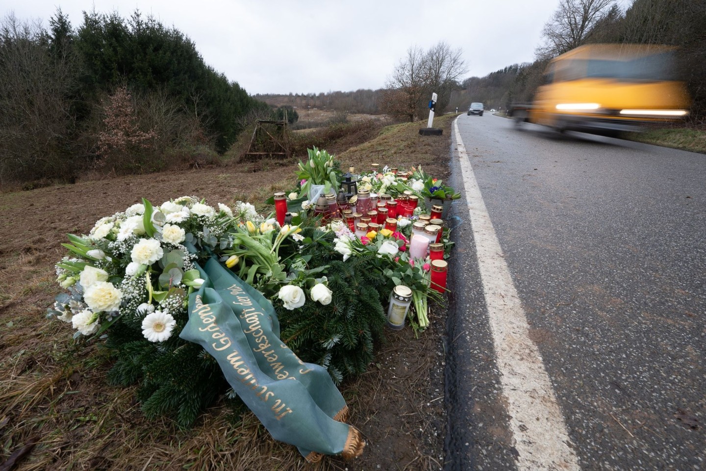 Blumen und Kerzen am Tatort, an dem Ende Januar 2022 bei Kusel zwei Polizeibeamte bei einer Verkehrskontrolle erschossen wurden.