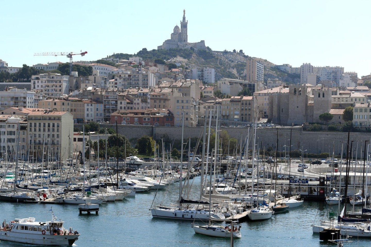 In einer Siedlung in Marseille kämpfen Frauen und Mütter gegen Drogendealer.