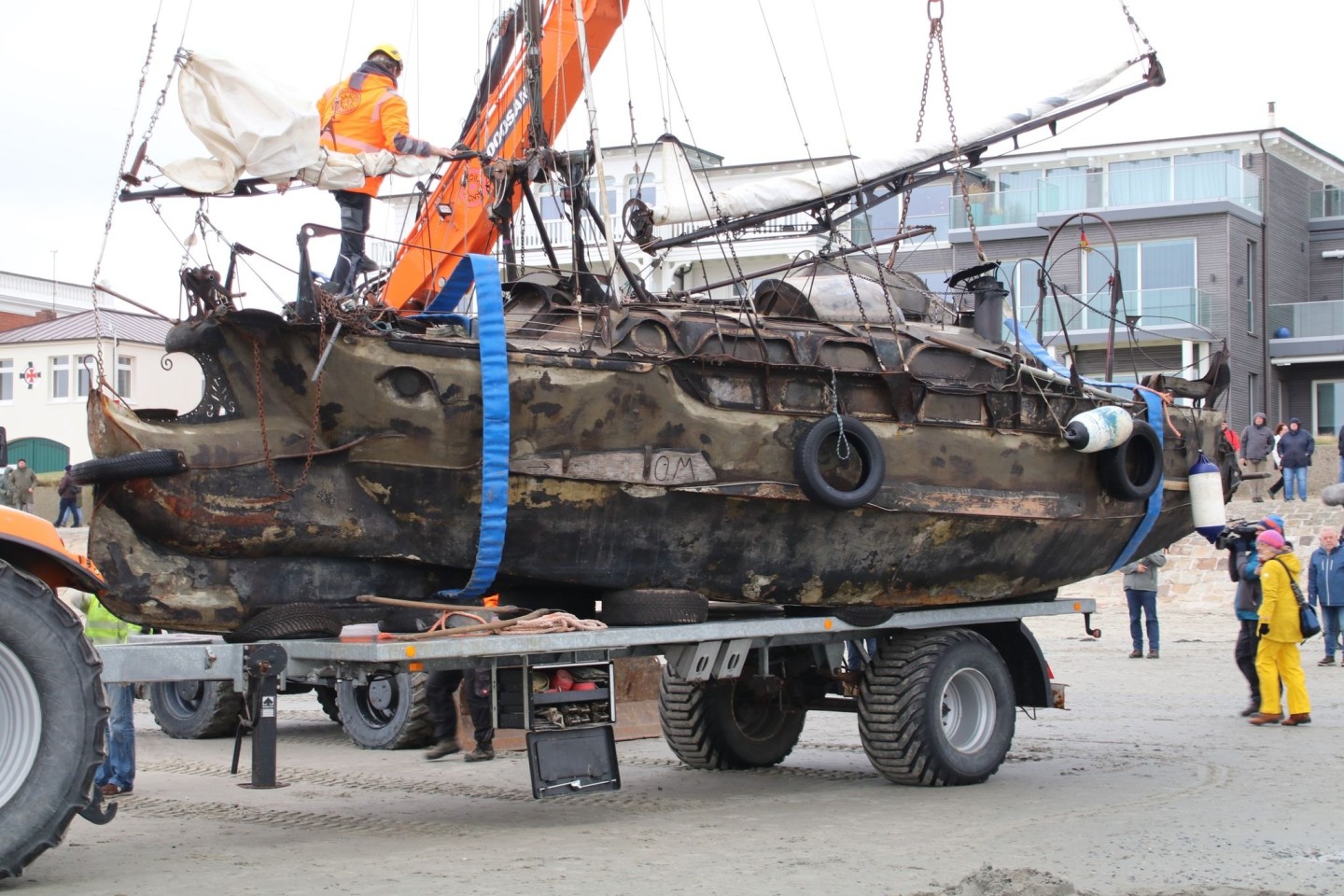 Das gestrandete Segelschiff «Wibo» wird auf der Insel Norderney auf einen Anhänger verladen.