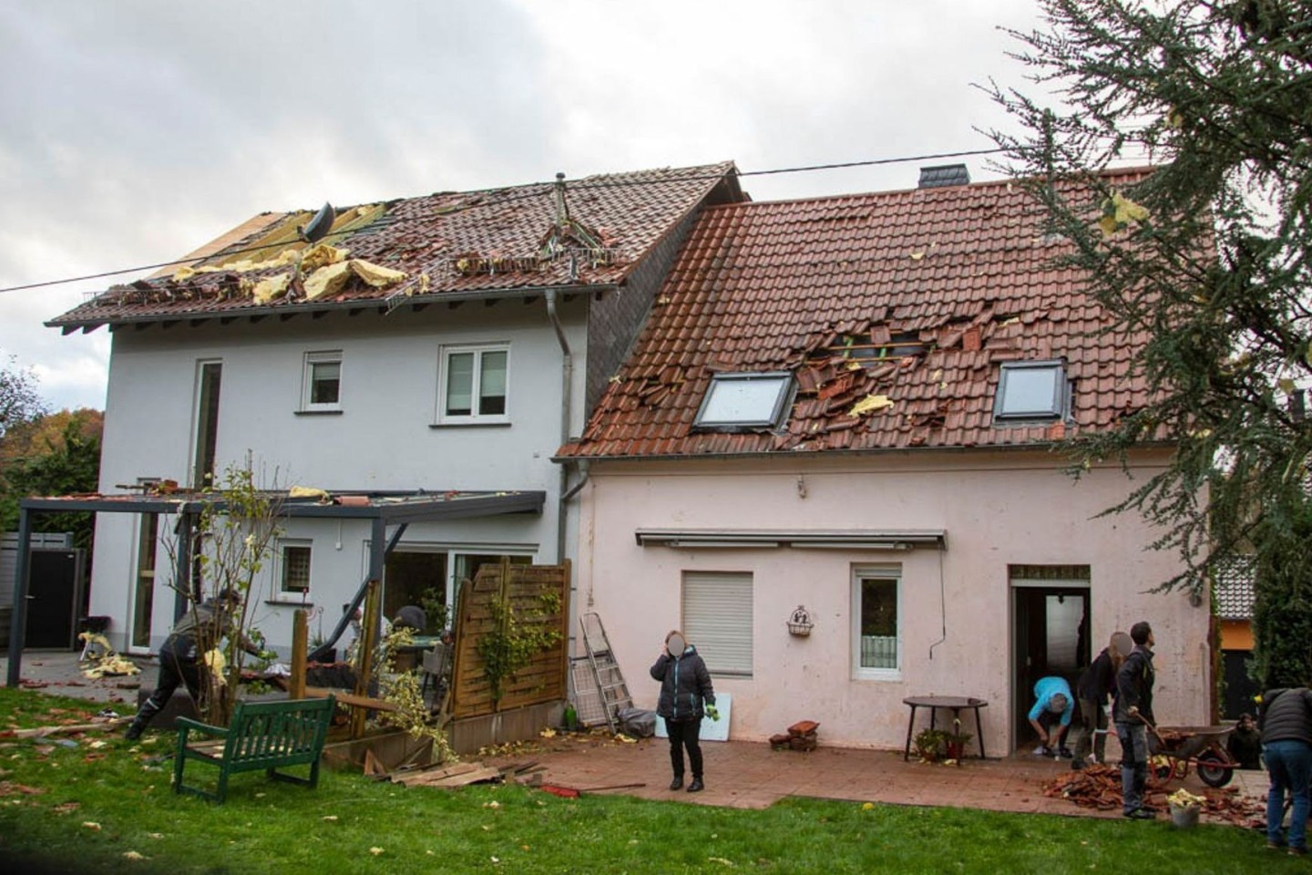 Anwohner beseitigen Schäden nach dem Unwetter mit Sturm und Hagel im Saarland. Drei Ortschaften waren von dem Gewitter mit Sturmböen betroffen.