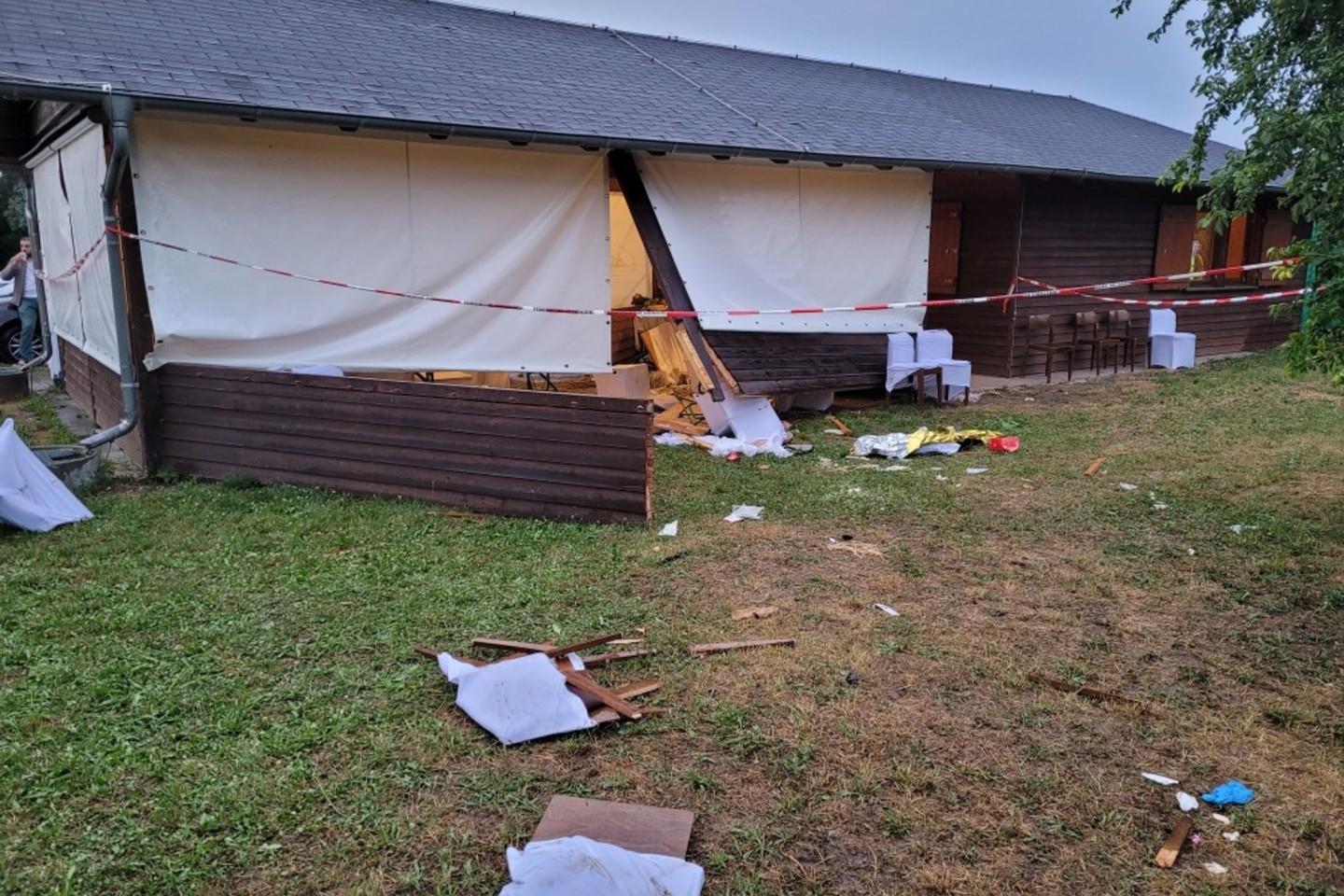 Trümmer liegen hinter der Grillhütte, wo sieben Menschen teils schwer verletzt wurden.