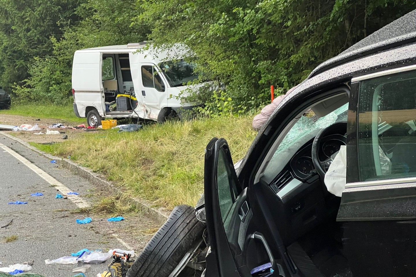 Zwei beschädigte Autos stehen am Unfallort auf einer Staatsstraße bei Fuchsmühle, einem Ortsteil des Marktes Hohenfels im Landkreis Neumarkt in der Oberpfalz.