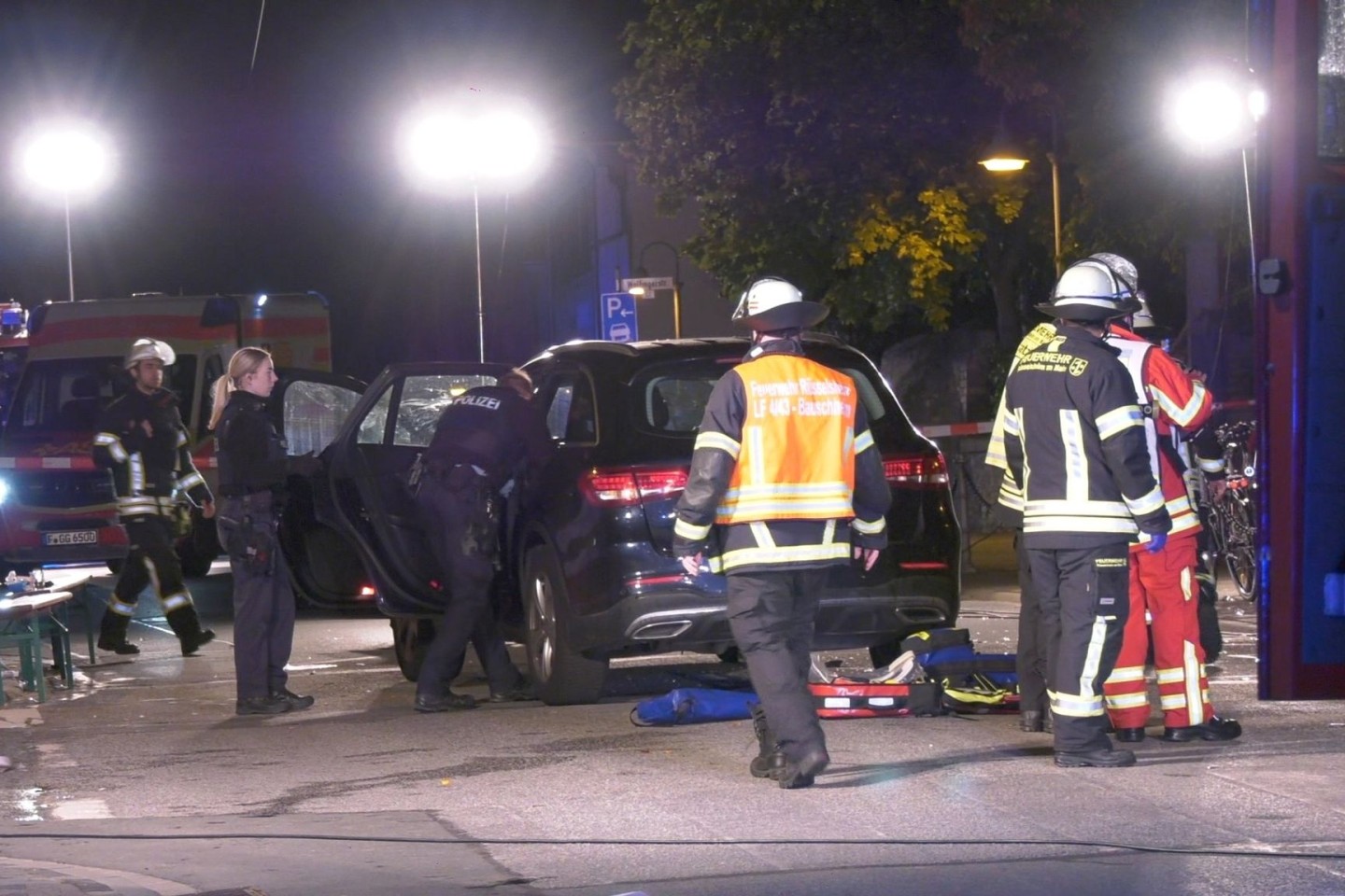 Einsatzkräfte der Polizei und Feuerwehr, sowie Rettungskräfte stehen im Rüsselsheimer Ortsteil Bauschheim an einer Unfallstelle.