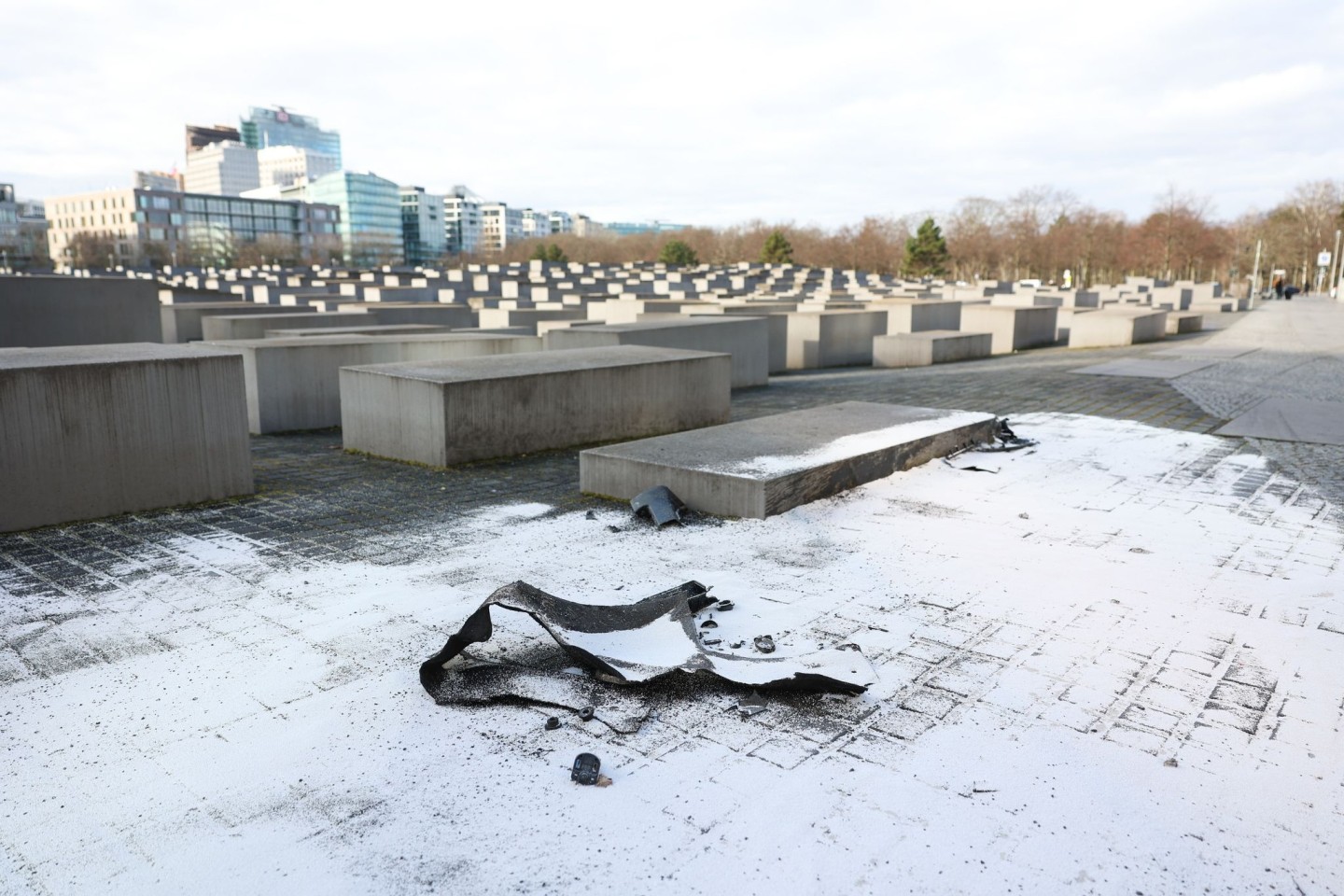 Nach dem Unfall: Trümmerteile des Autos am Berliner Holocaust-Mahnmal.