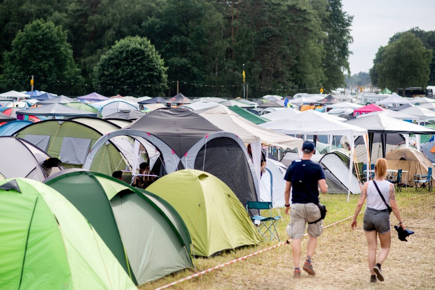 Zahlreiche Zelte stehen auf dem Campingplatz des Hurricane Festivals.