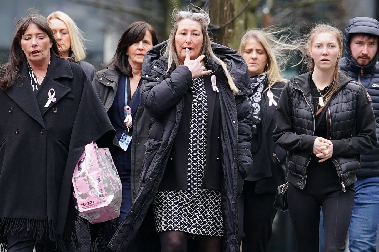 Die Mutter (M) des getöteten Mädchens kommt mit Familienmitgliedern zum Manchester Crown Court.
