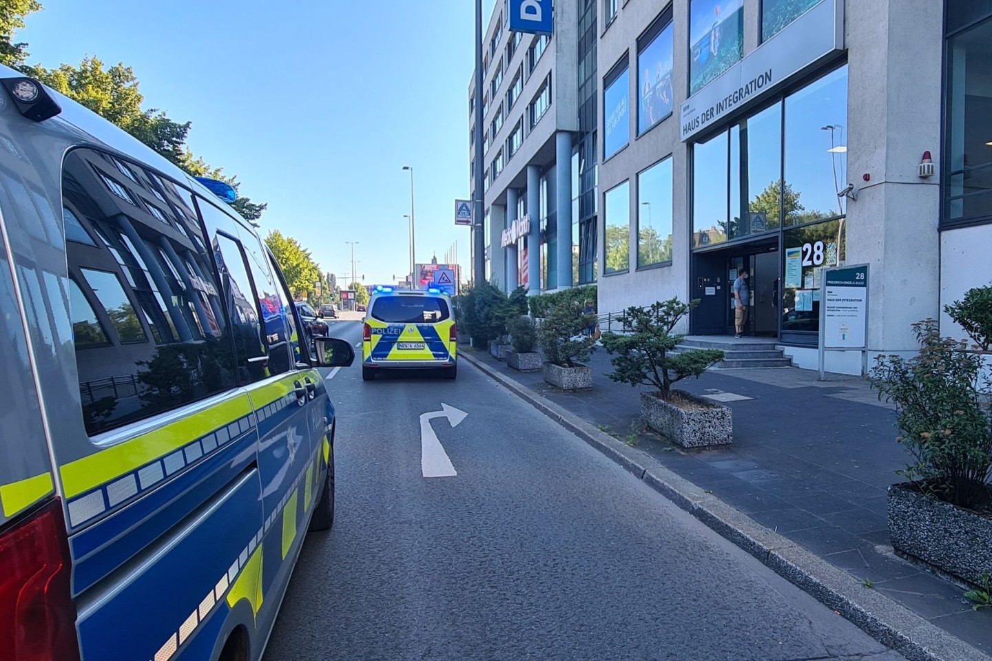Im Wuppertaler Haus der Integration ist eine Behördenmitarbeiterin mit einem Messer schwer verletzt worden.