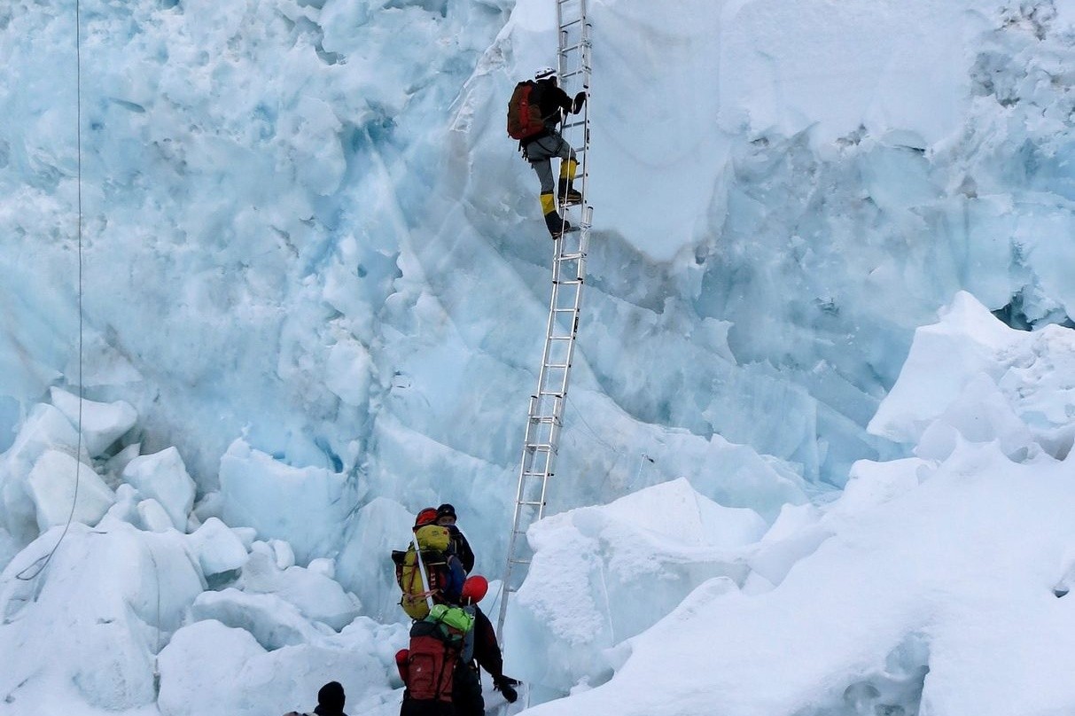 Bergsteiger auf dem Weg zum Gipfel des Mount Everest am Khumbu-Eisfall. Diese Passage macht vielen besonders Angst.