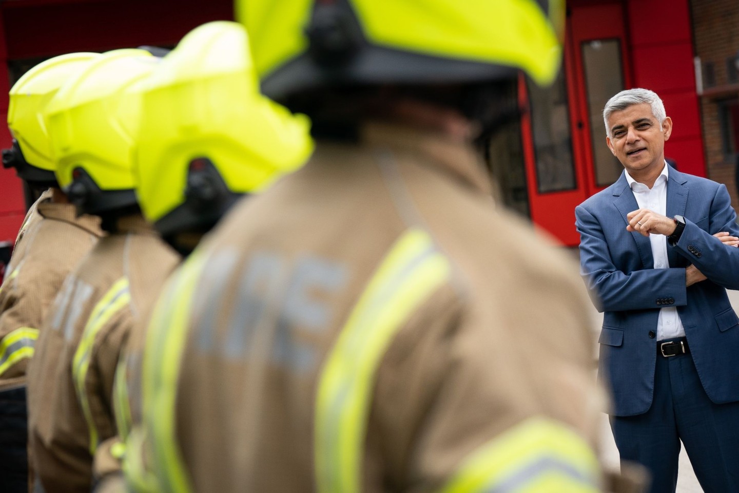 Londons Bürgermeister Sadiq Khan spricht mit neuen Feuerwehr-Rekruten.