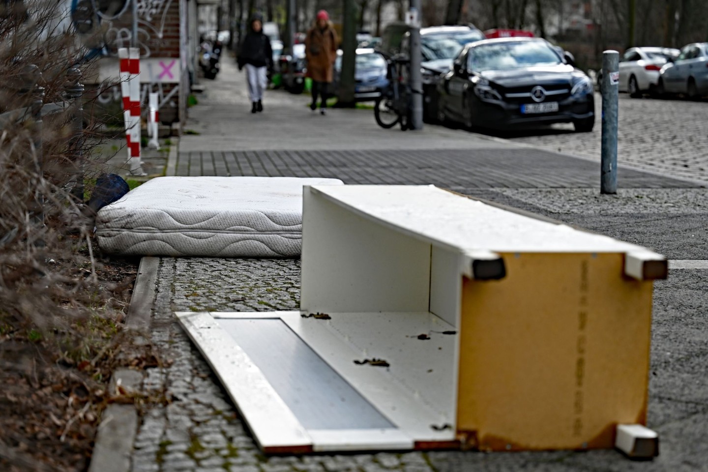 Eine ausrangierte Matratze und ein beschädigter Schrank liegen auf einem Gehweg. Berlin muss wegen Pannen nochmal wählen. Und mancher fragt sich: «Bekommen die eigentlich gar nichts hin??...