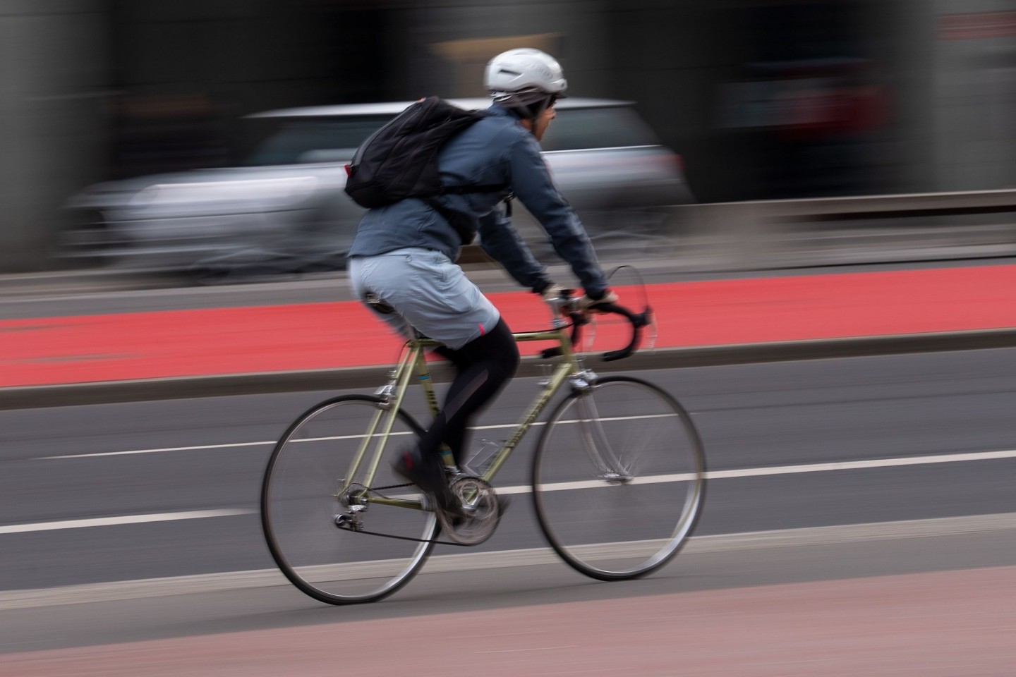 Bessere Schutzmaßnahmen im Straßenverkehr wie das Tragen von Helmen und Anschnallgurten könnten jährlich Hundertausende Leben retten.