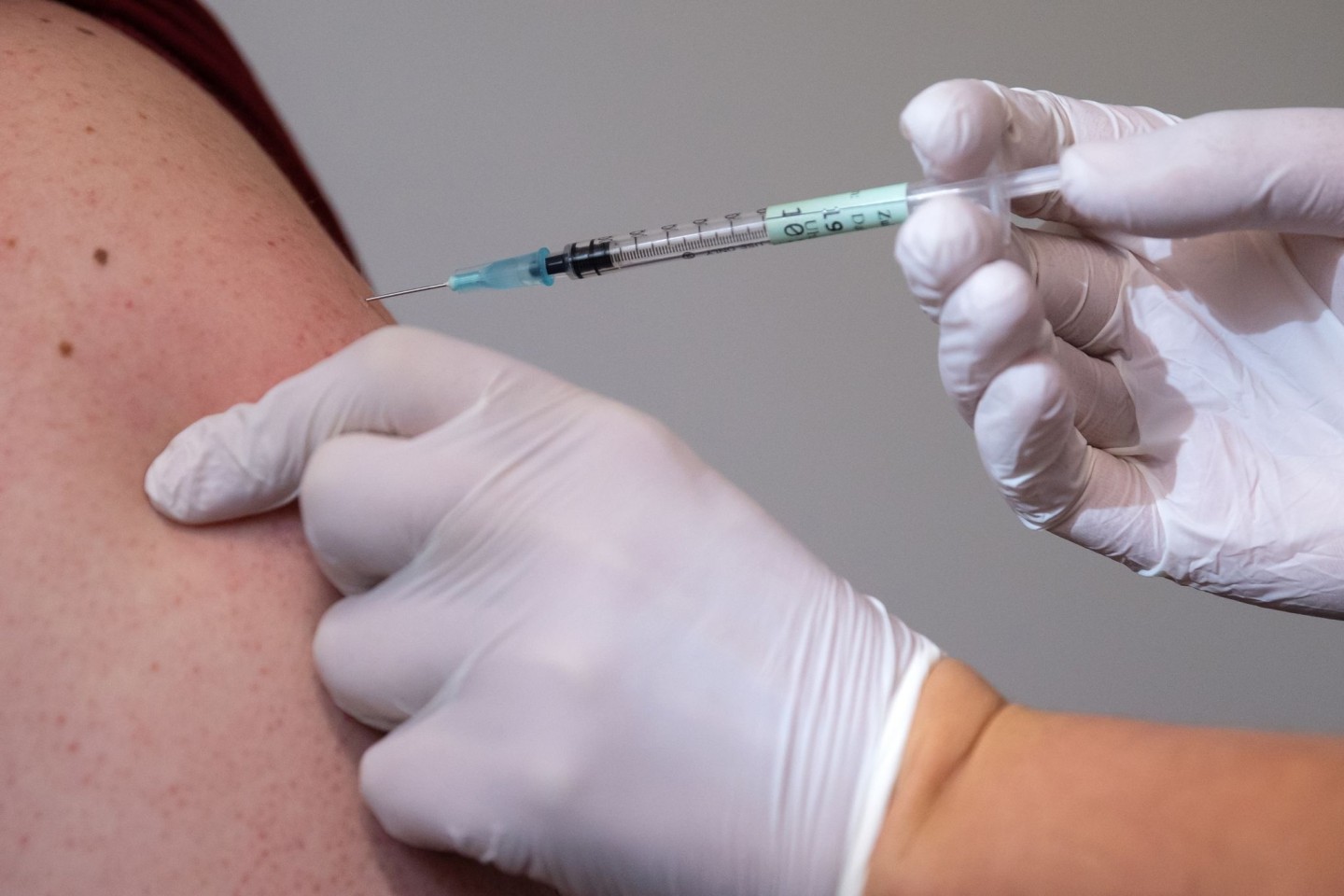 Ein neuer, angepasster Impfstoff könnte bald gegen eine Ansteckung mit dem Corona-Virus schützen.