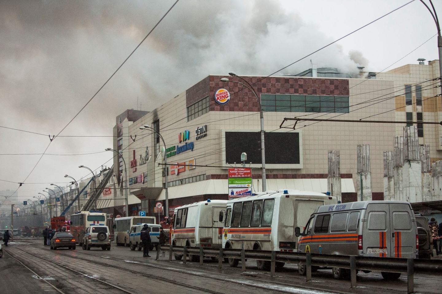 Rauch steigt im März 2018 über dem Einkaufszentrum in Kemerowo auf.
