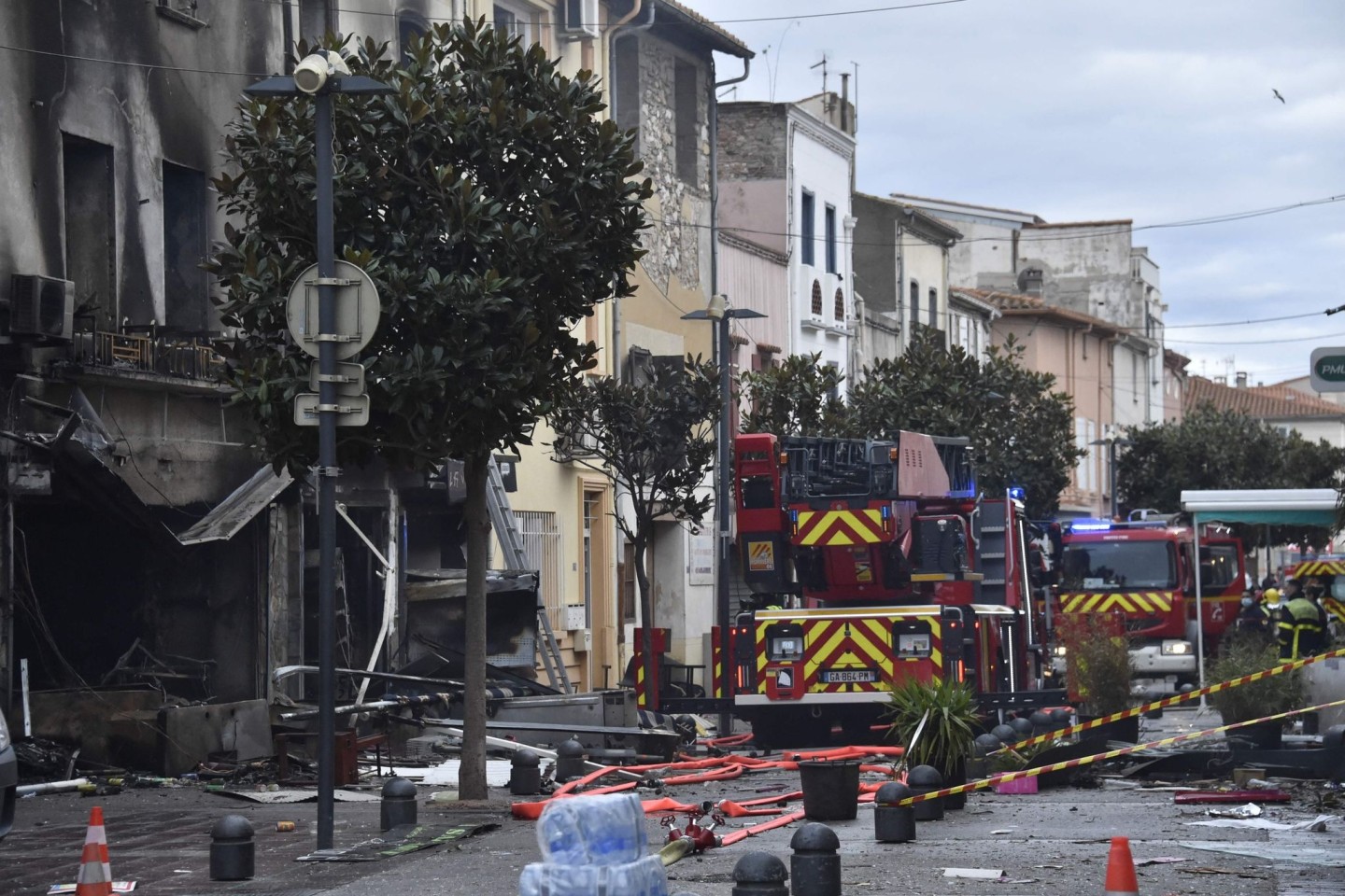 Die Feuerwehr löscht ein Mehrfamilienhaus in Südfrankreich, das durch eine Explosion in Brand geraten war.