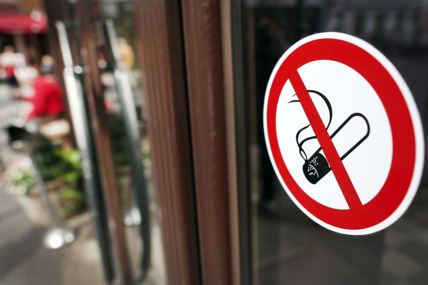 In Großbritannien diskutiert man ein umstrittenes Rauchverbot. Das Vorhaben von Premierminister Sunak führt auch zu innerparteilichen Streitigkeiten.