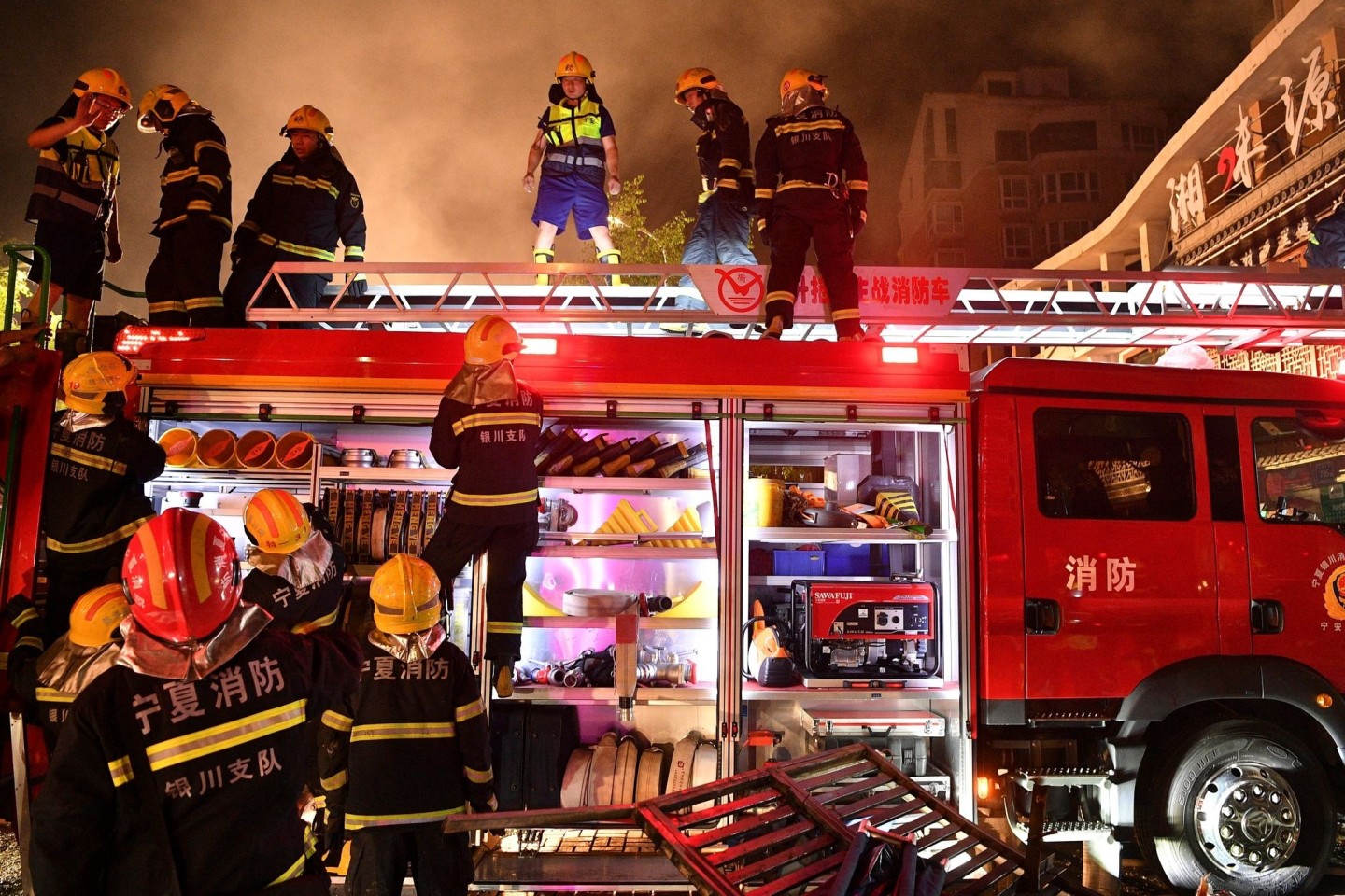 Feuerwehrleute am Ort der Explosion in einem Restaurant in der nordwestchinesischen autonomen Region Ningxia Hui.