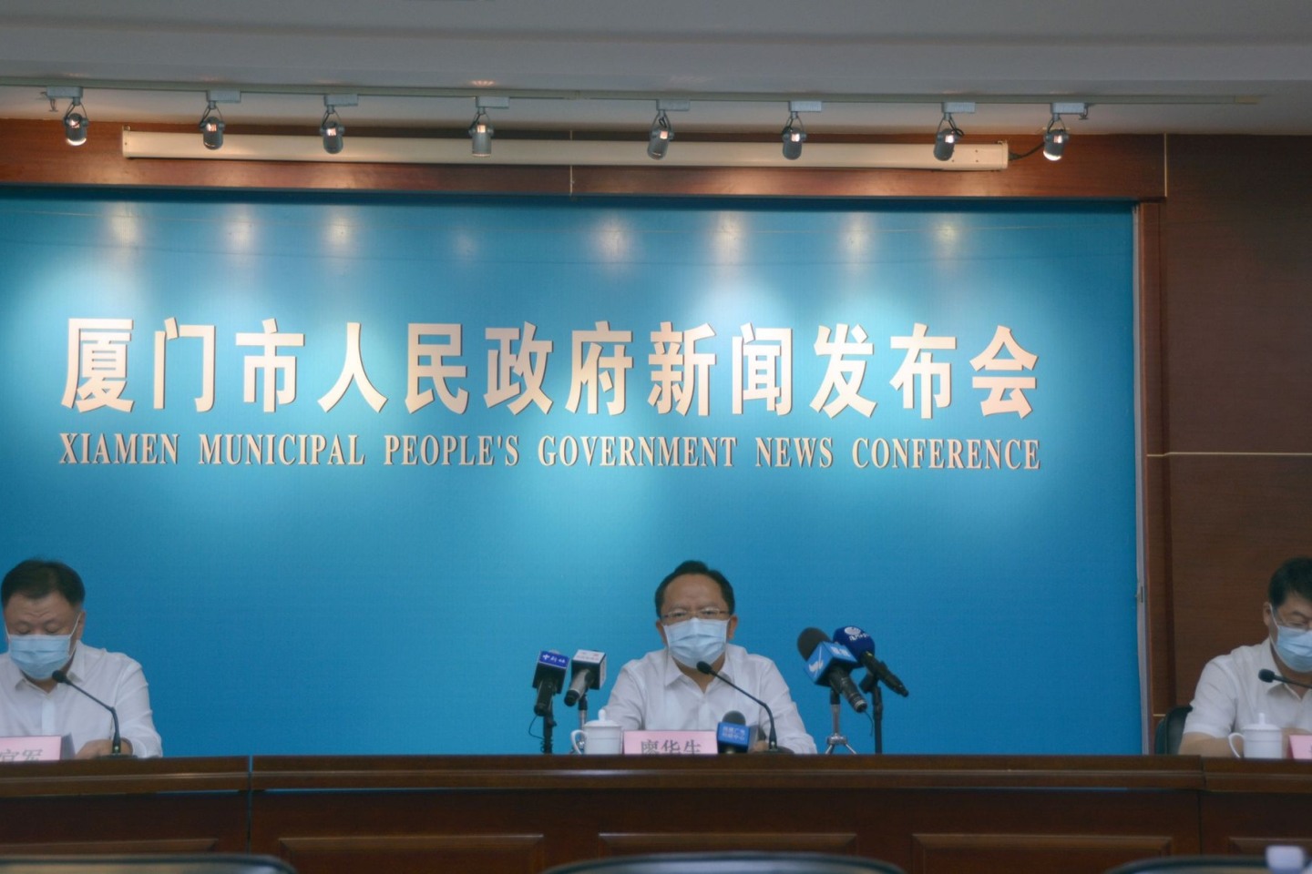 Auf einer Pressekonferenz der örtlichen Behörden in Xiamen werden die neuen Maßnahmen vorgestellt.