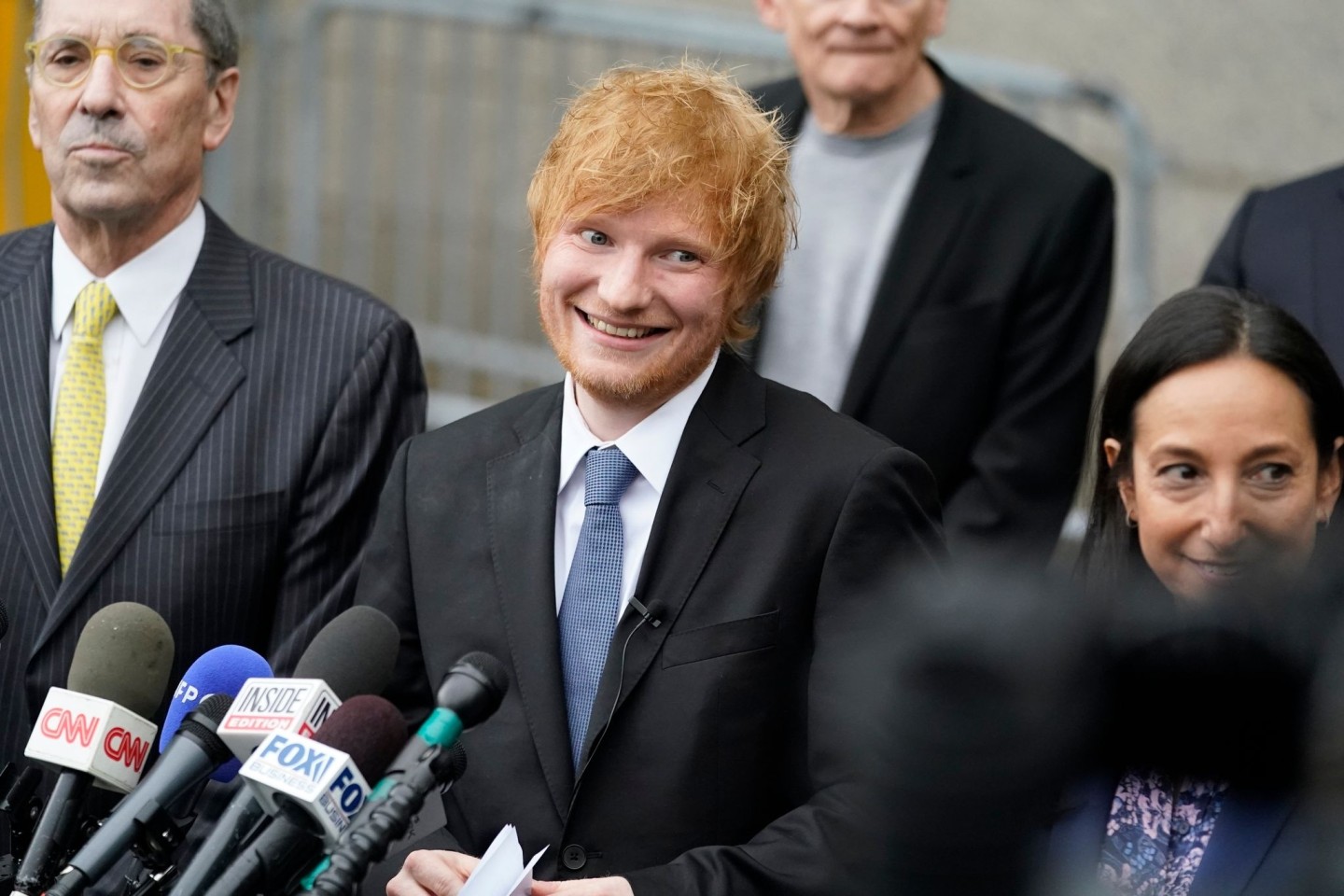 Er strahlt: Ed Sheeran vor dem New Yorker Bundesgericht, nachdem er seinen Prozess wegen Urheberrechtsverletzung gewonnen hat.