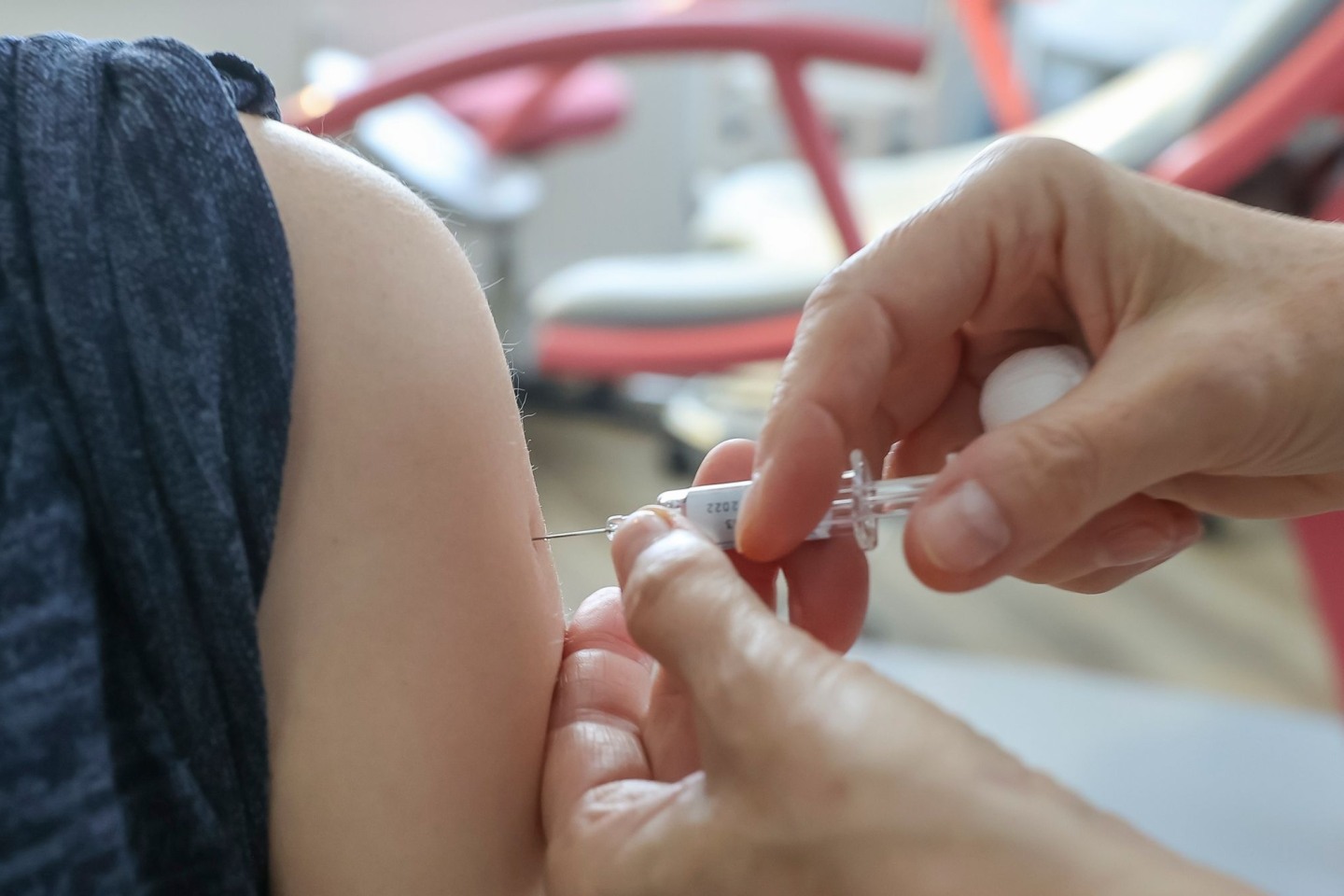 Empfohlen wird die jährliche Grippeimpfung für alle Schwangeren ab dem 2. Trimenon.