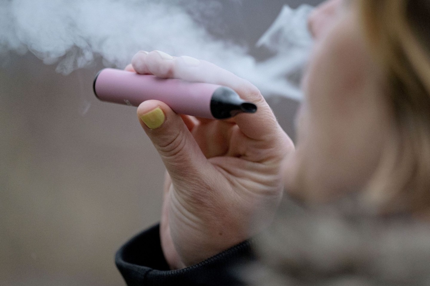 Einweg-E-Zigaretten sollen in Großbritannien zum Schutz von Minderjährigen verboten werden.