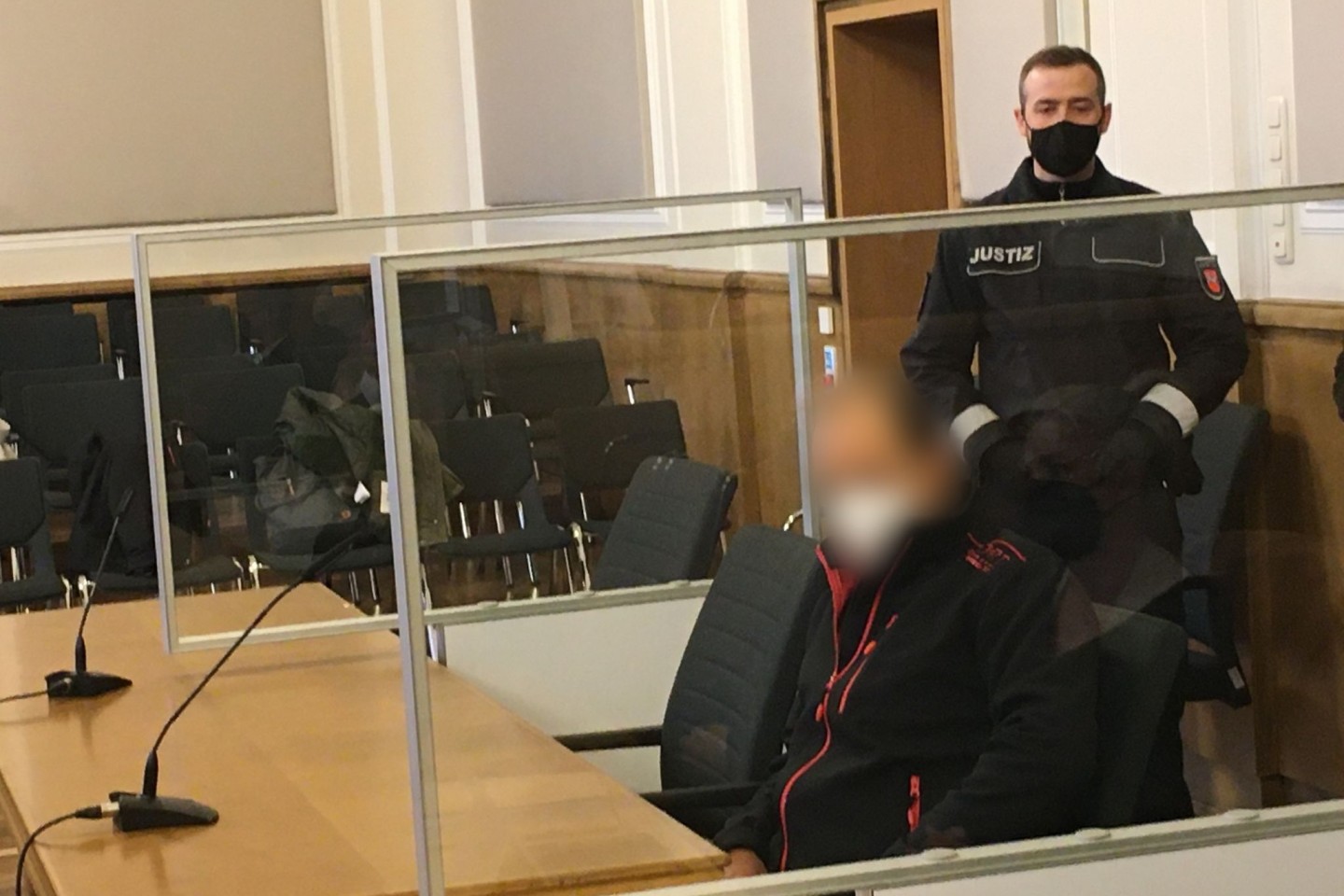 Der 54 Jahre alte Angeklagter sitzt im Schwurgerichtssaal des Landgerichts Osnabrück.