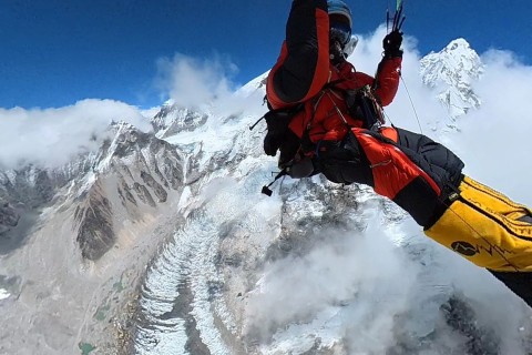 Mann fliegt mit Gleitschirm vom Mount Everest 