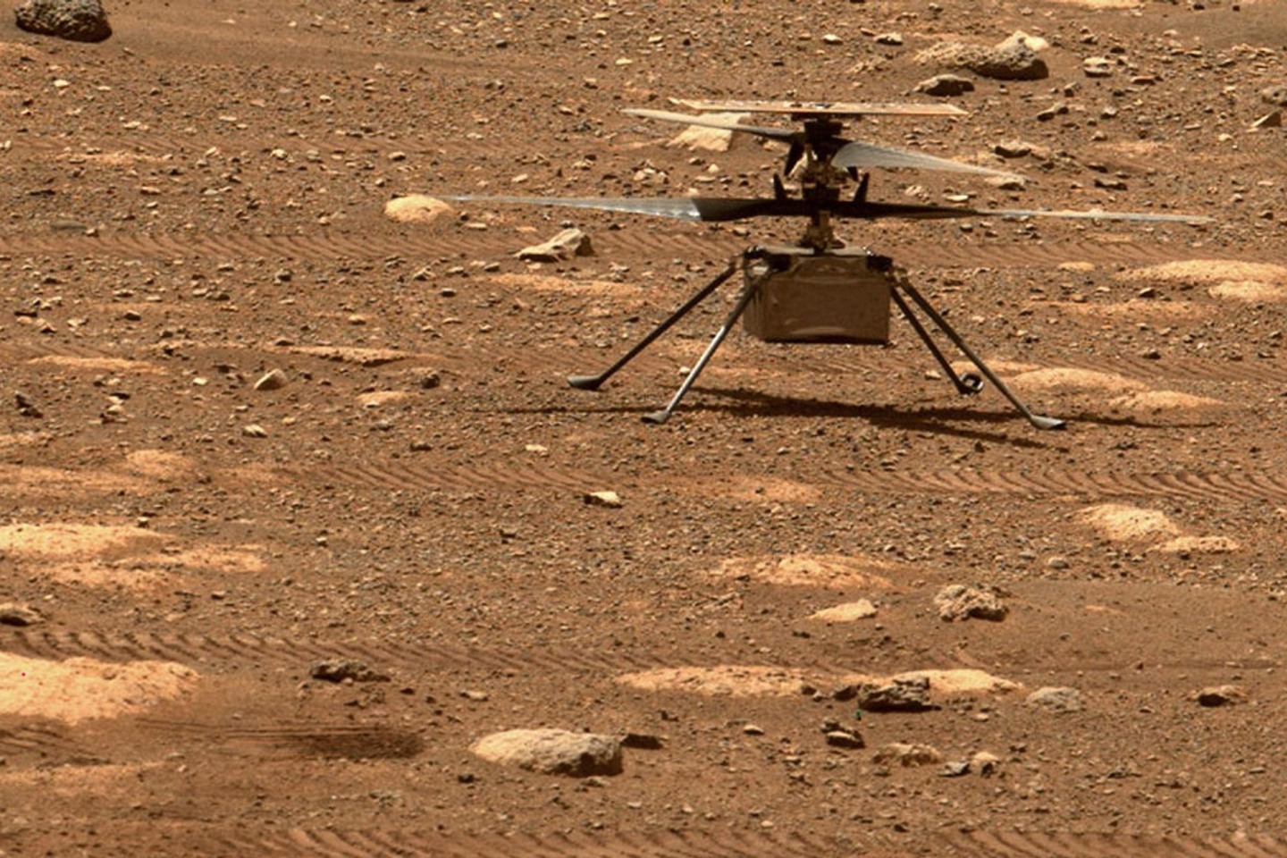 Der Mars-Hubschrauber «Ingenuity» muss seine Rotorblätter künftig noch schneller drehen - die Luft wird dünner.
