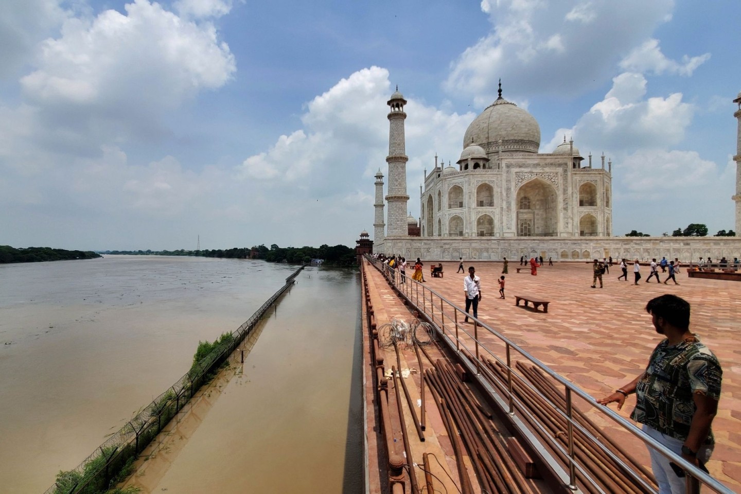 Der Fluss Yamuna ist bis an den Rand des Taj Mahal angeschwollen.