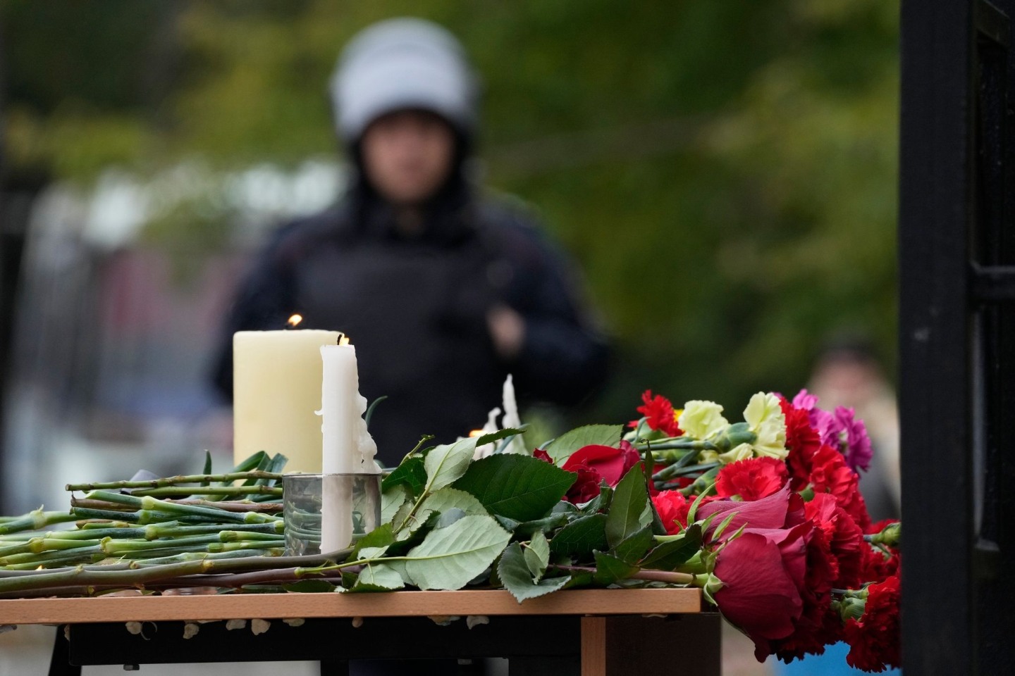 Kerzen und Blumen stehen auf einem Tisch nach einer Schießerei in der Staatlichen Universität Perm, etwa 1.100 Kilometer östlich von Moskau.