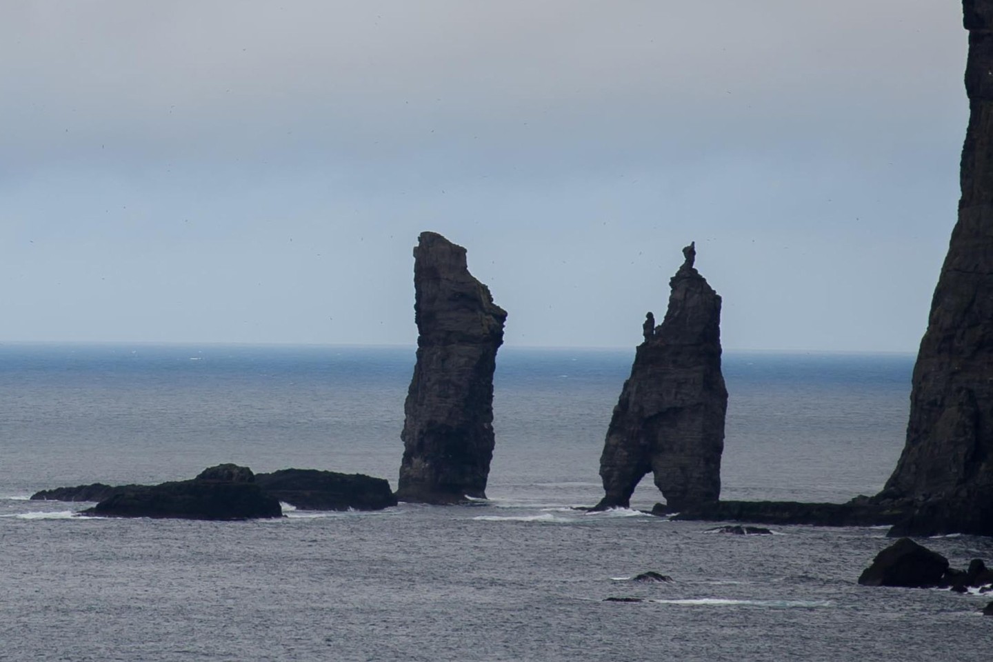Die Naturdenkmäler Risin und Kellingin, zwei große Steinsäulen auf den Färöer-Inseln im Nordatlantik.