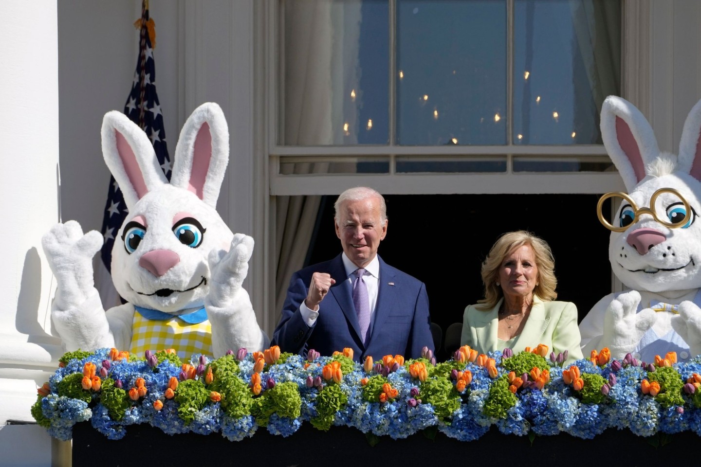 Präsident Joe Biden und die First Lady der USA - umrahmt von Osterhasen im Weißen Haus.