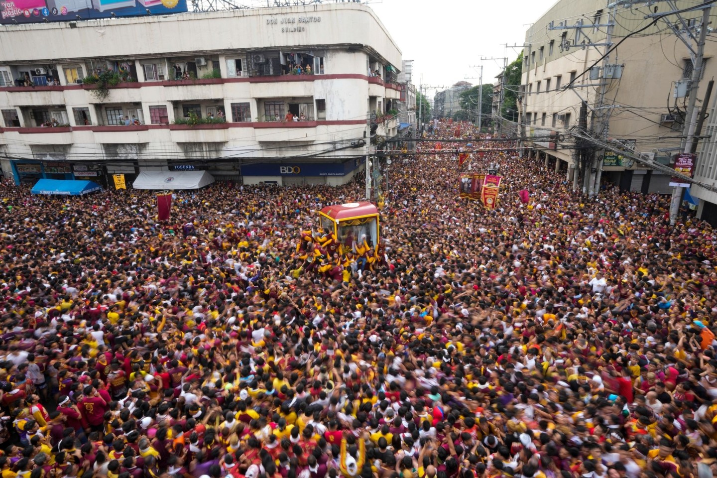 Hunderttausende Gläubige sind in den Straßen von Manila unterwegs.