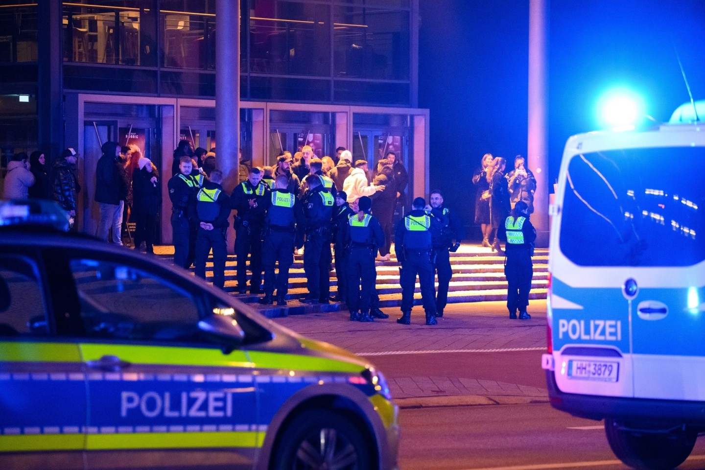 Polizisten bei einem Einsatz vor einem Kino in Hamburg.