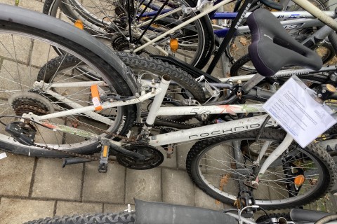 „Rote Karte“ für Schrotträder in öffentlichen Radständern