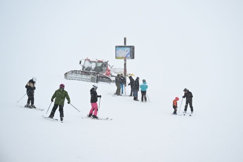 Skisaison an der Zugspitze startet bei Neuschnee und Nebel
