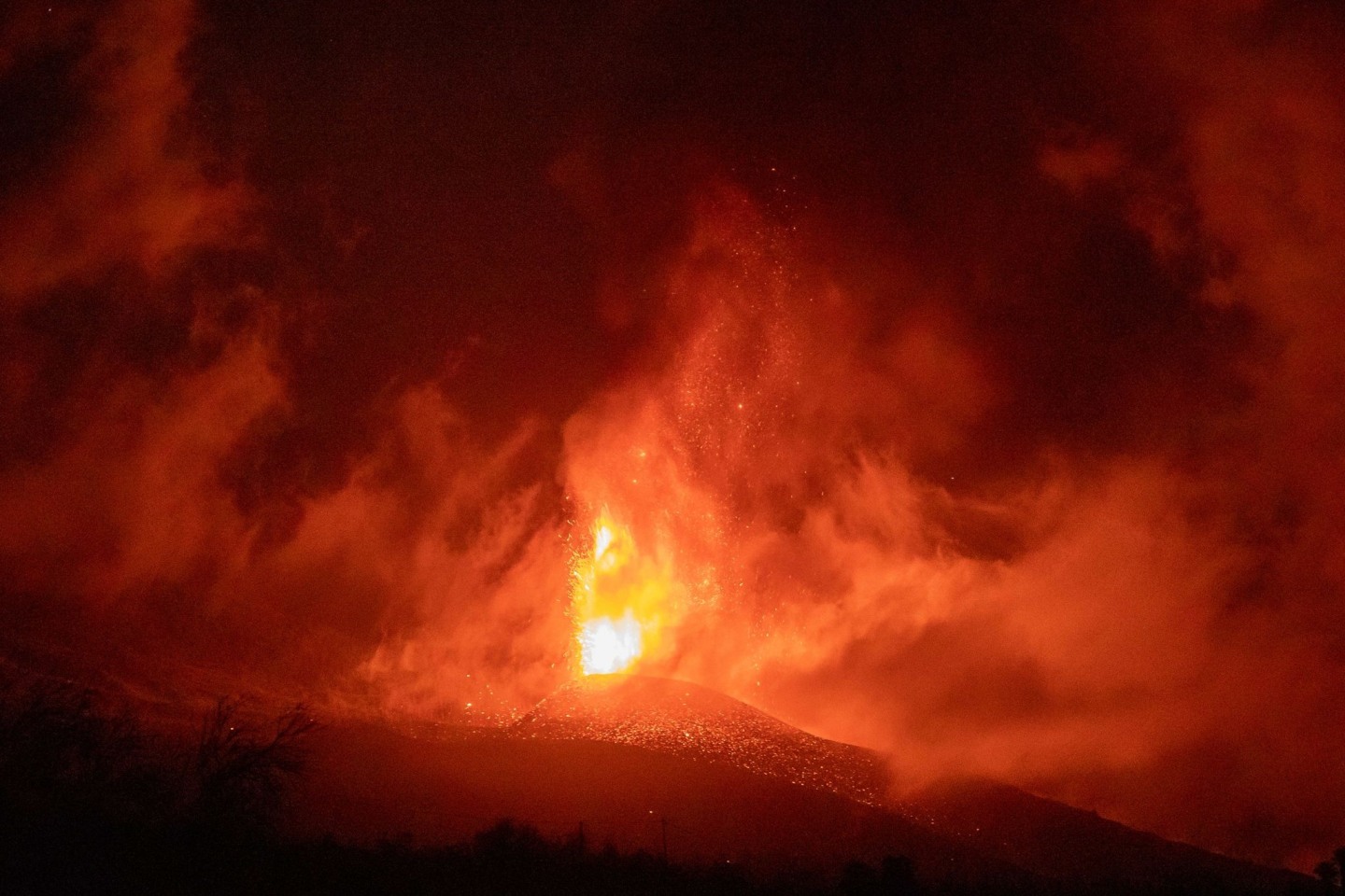 Der Vulkan auf La Palma spuckt weiter Lava aus.