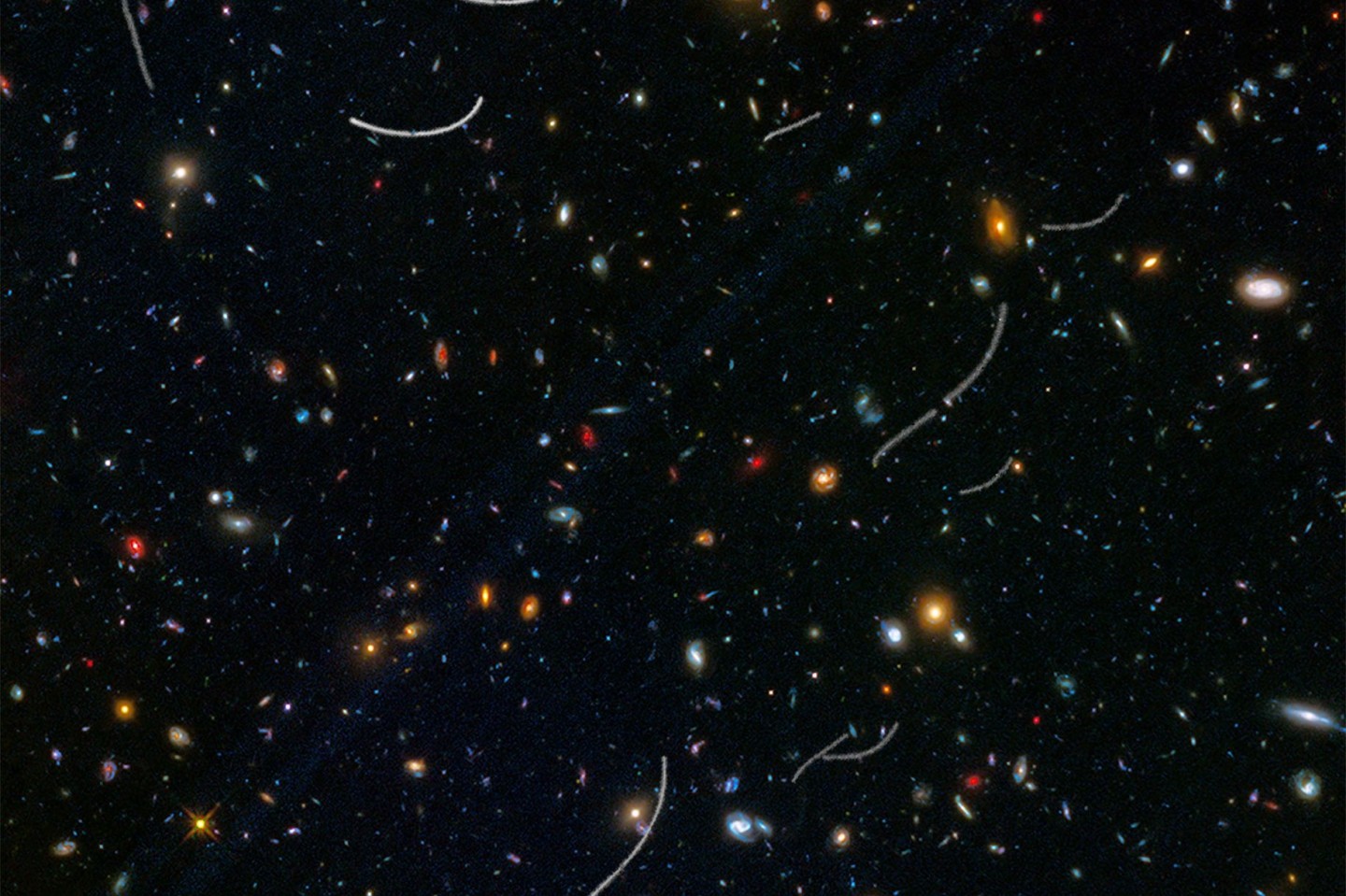 Für das Bild wurden Aufnahmen des Weltraumteleskops Hubble übereinander gelegt. Es zeigt die Bahnen mehrerer Asteroiden (weiße Linien).